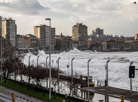 Asturias sigue en alerta roja por el temporal costero con olas de hasta 9 metros