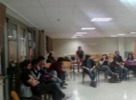 Los estudiantes se mantienen en asamblea contra el cierre de la biblioteca del campus de Gijón