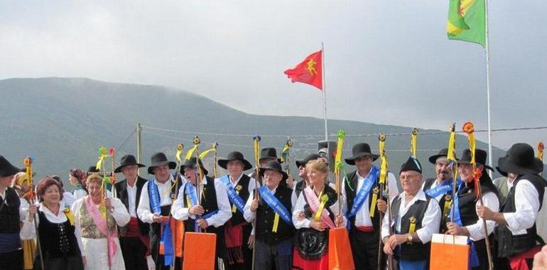 Asturias se volcó en las dos bodas vaqueiras