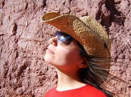 Combinar sombrero y gafas de sol reduce en un 95% la radiación directa ultravioleta en la vista