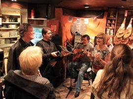 El Ochote Asturias, dos coros, cantantes de tonada y sidra de postín, el jueves en Gascona