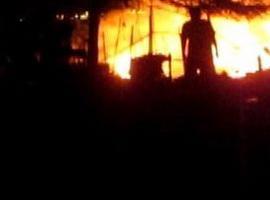 Un rayo provoca un incendio en la conducción de gas y obliga a desalojar un edificio en Mieres