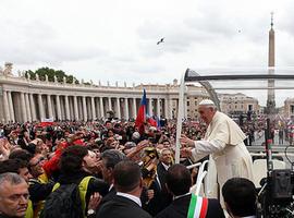 El Papa bueno y el Papa viajero en el Libro de los Santos 