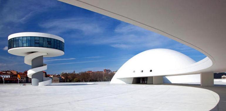 El documental Edificio España y su director, el jueves en Centro Niemeyer