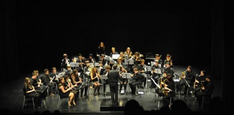 La orquesta de viento Julión Orbón ejecuta en el Auditorio As Quintas, El Franco