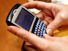 FACUA denuncia que la UE vuelve a retrasar la supresión definitiva de los recargos por roaming 