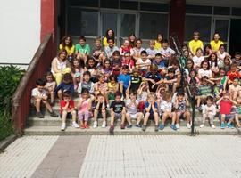 90 niños de 3 a 12 años comparten campamento urbano en Posada y Llanes