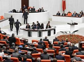 El parlamentu turcu aprueba una llei pa favorecer la llei colos kurdos