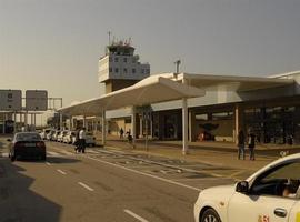 Llamazares critica la “venta en saldo” de Aena y su repercusión contra el aeropuerto asturiano