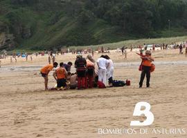 Hospitalizado un anciano tras sufrir una indisposición en la playa de Rodiles