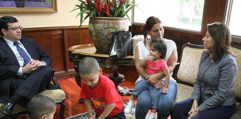 Presidenta de  Costa Rica indulta a una joven madre de 26 años