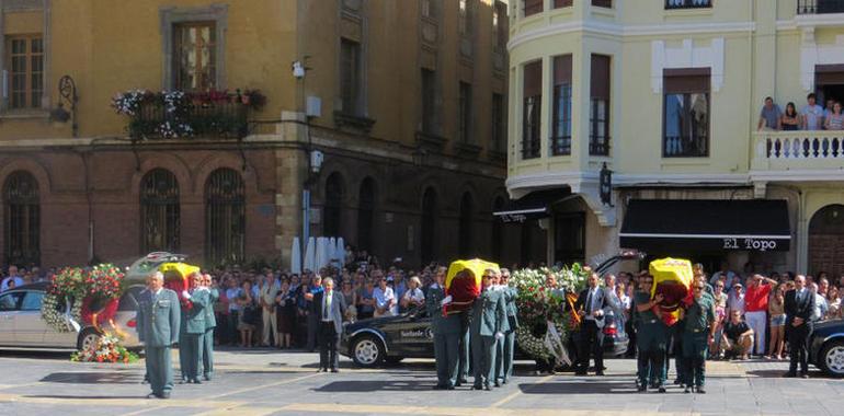 El calor popular rodea la Catedral de León con una masiva manifestación de duelo