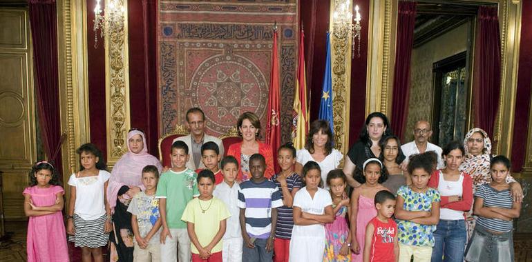 La Presidenta Barcina recibe a 21 niños y niñas saharauis que participan en el programa ‘Vacaciones en paz’
