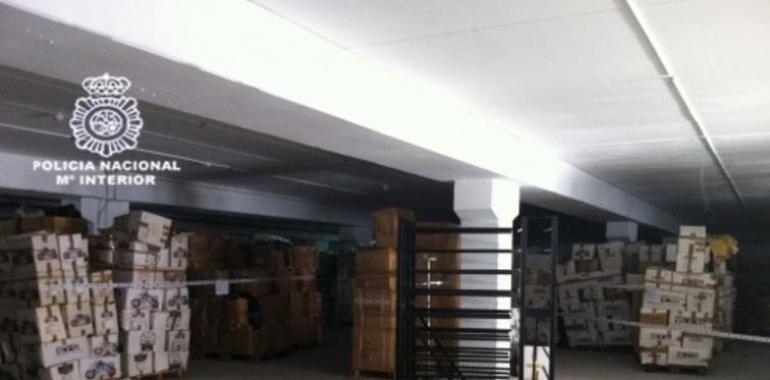La Policía Nacional interviene en un almacén de Barcelona 350.000 pantalones vaqueros falsos
