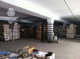 La Policía Nacional interviene en un almacén de Barcelona 350.000 pantalones vaqueros falsos