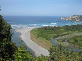 Asturias sólo tiene 10 arenales nudistas