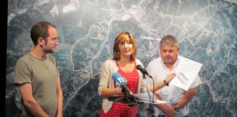 La alcaldesa de Langreo presenta en FIDMA la locomotora y los vagones del tren turístico 