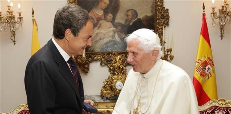 Zapatero analiza con el Papa la situación económica internacional y los conflictos mundiales