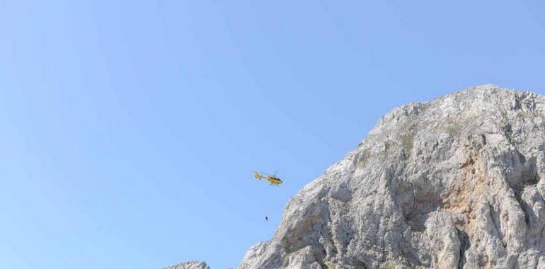 Rescatado ileso un escalador enriscado en el Pico Siete tras un complicado operativo