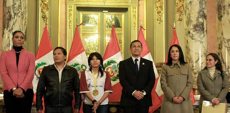 La ajedrecista campeona Deysi Cori recibe la Medalla de Honor al Mérito Deportivo del Perú