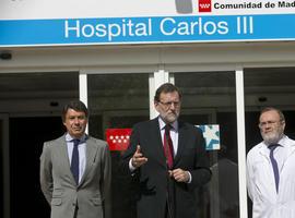 Rajoy visita, sin Ana Mato, el hospital Carlos III