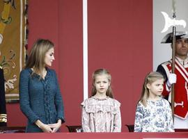 La Princesa de Asturias comentó con gran interés el desfile militar 