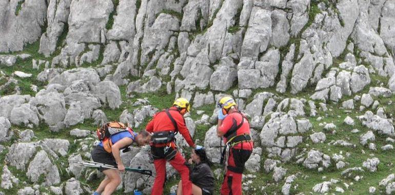 Rescatada una montañera herida de la Sierra de Peñamayor, Laviana 