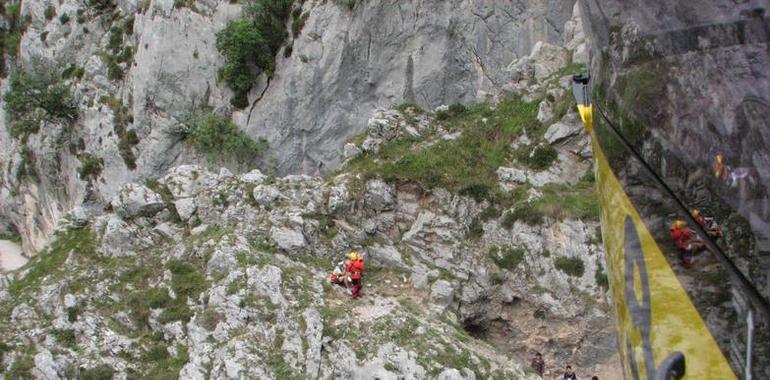 Rescatado un excursionista gravemente herido tras caerle una piedra en un desfiladero