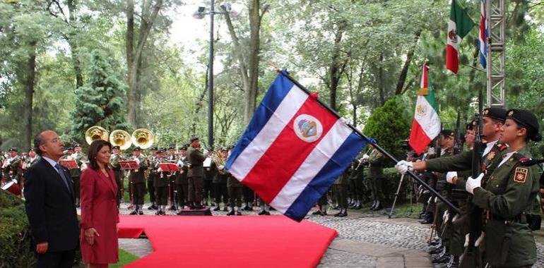 Presidenta Chinchilla recibida con honores en México.