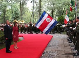 Presidenta Chinchilla recibida con honores en México.