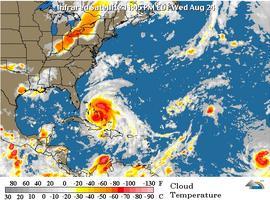 El huracán Irene amenaza la costa de EEUU tras dejar muertos y devastación en La Española