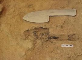 Un cuchillo neandertal con mango de madera es el artefacto más antiguo del registro arqueológico mundial