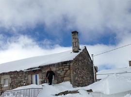 Dos puertos de montaña y tres carreteras cerrados por la nieve en Asturias