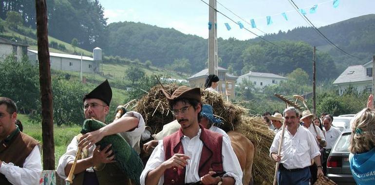 Navelgas celebra el Día de los Pueblos de Asturias honrando a Villayón
