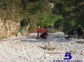 Rescatados dos adultos y dos niños aislados por la marea en la playa del Silencio