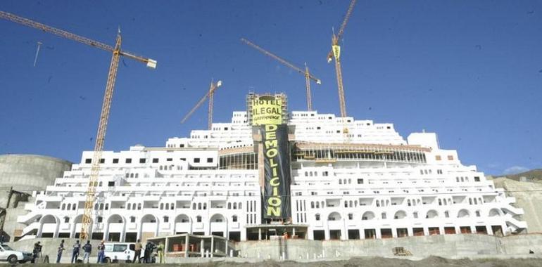 Greenpeace instala una oficina en el hotel ilegal de El Algarrobico