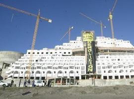 Greenpeace instala una oficina en el hotel ilegal de El Algarrobico