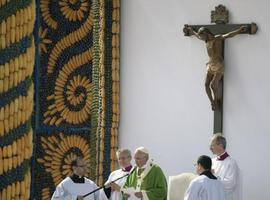 Francisco reza por primera vez el Ángelus en español  
