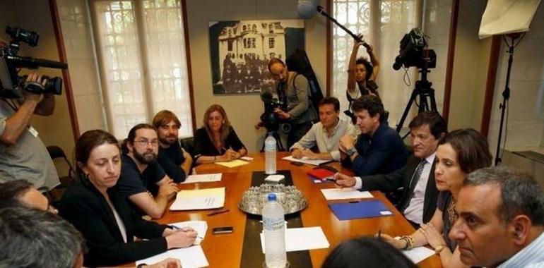 Javier Fernández ve las propuestas de Podemos para negociar a medio plazo