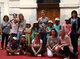 La alcaldesa de Llanes recibe a los niños saharuis que pasaron este verano en la comarca