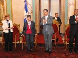 Presidente Fernández condecora a dos destacadas mujeres del ámbito intelectual y científico 