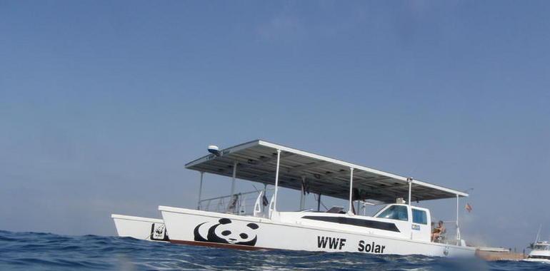 El barco solar de WWF finaliza la campaña Renowatio en Barcelona