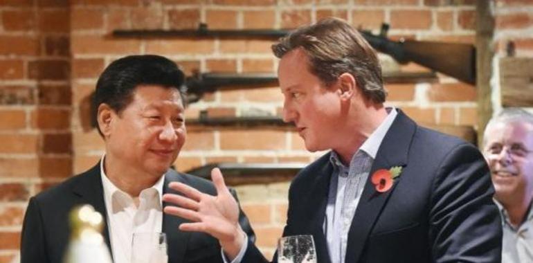 Cameron y Xi Jinping de charleta y cañas en un pub inglés  