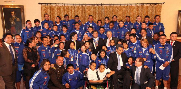 El presidente de Ecuador homenajea a los campeones de las Olimpiadas Especiales en Atenas