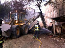 El Servicio de Bomberos de la ANE sofoca un incendio en un solar de la avenida de Aróstegui de Pamplona 