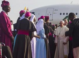Papa Francisco llega a Uganda en su gira africana