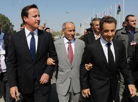 Cameron y Sarkozy en Benghazi: \"Libia volverá a la ONU la próxima semana\"