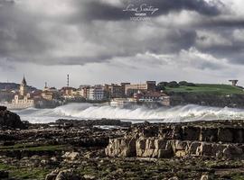 Alerta en Asturias por olas de hasta 9 metros