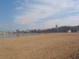 Más de 2.000 gijoneses firman la petición de aseos en la playa de Poniente
