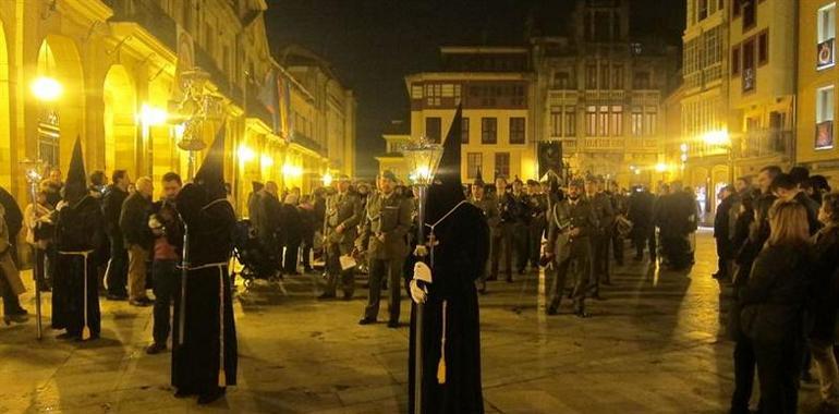 Multitudinaria procesión del Nazareno por las calles de Oviedo